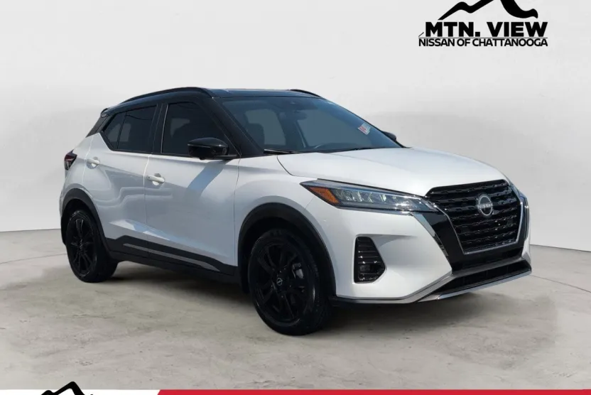 2023 Nissan Kicks SR photo 1