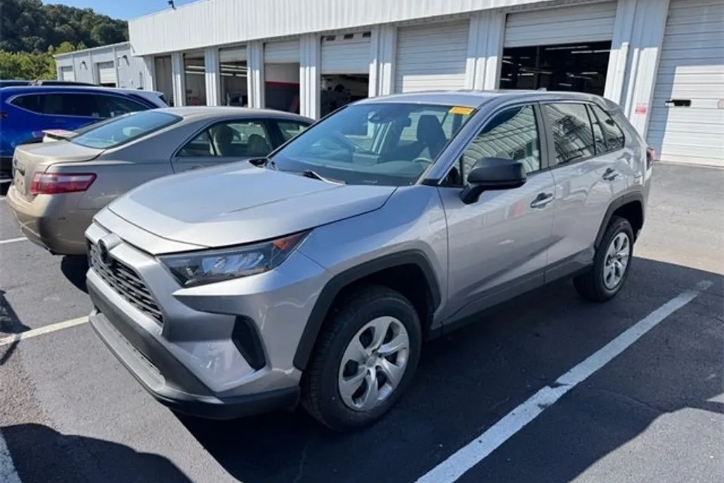2022 Toyota RAV4 LE photo 1
