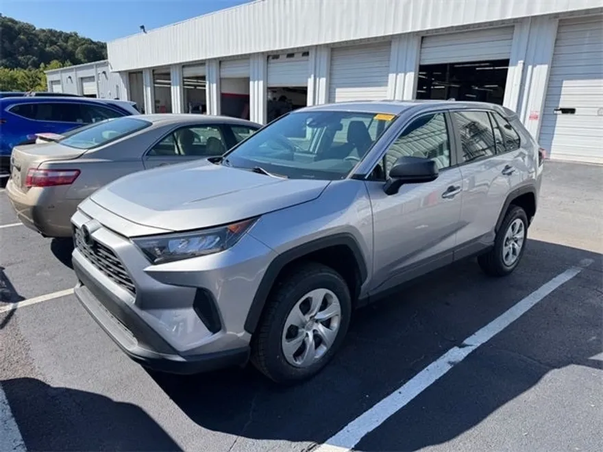 2022 Toyota RAV4 LE photo 1