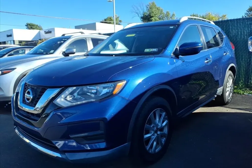 2017 Nissan Rogue SV photo 1