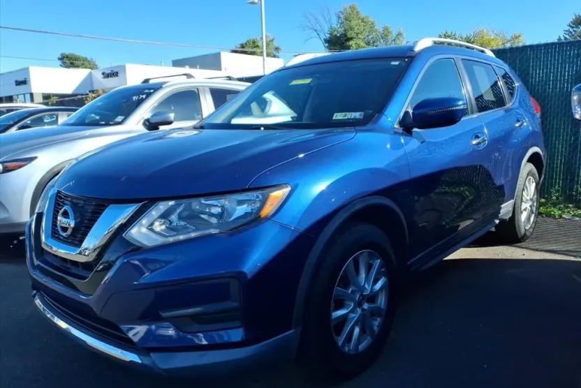 2017 Nissan Rogue SV photo 1