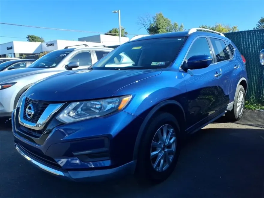 2017 Nissan Rogue SV photo 1
