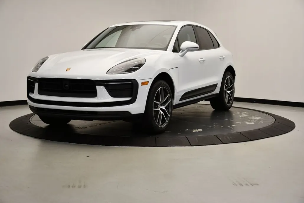 2025 Porsche Macan Base photo 1