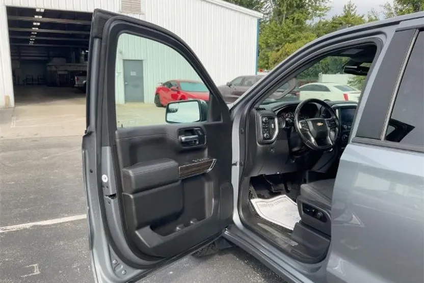 2021 Chevrolet Silverado 1500 LT photo 1