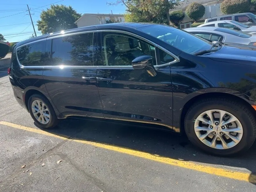 2024 Chrysler Pacifica Touring L photo 1