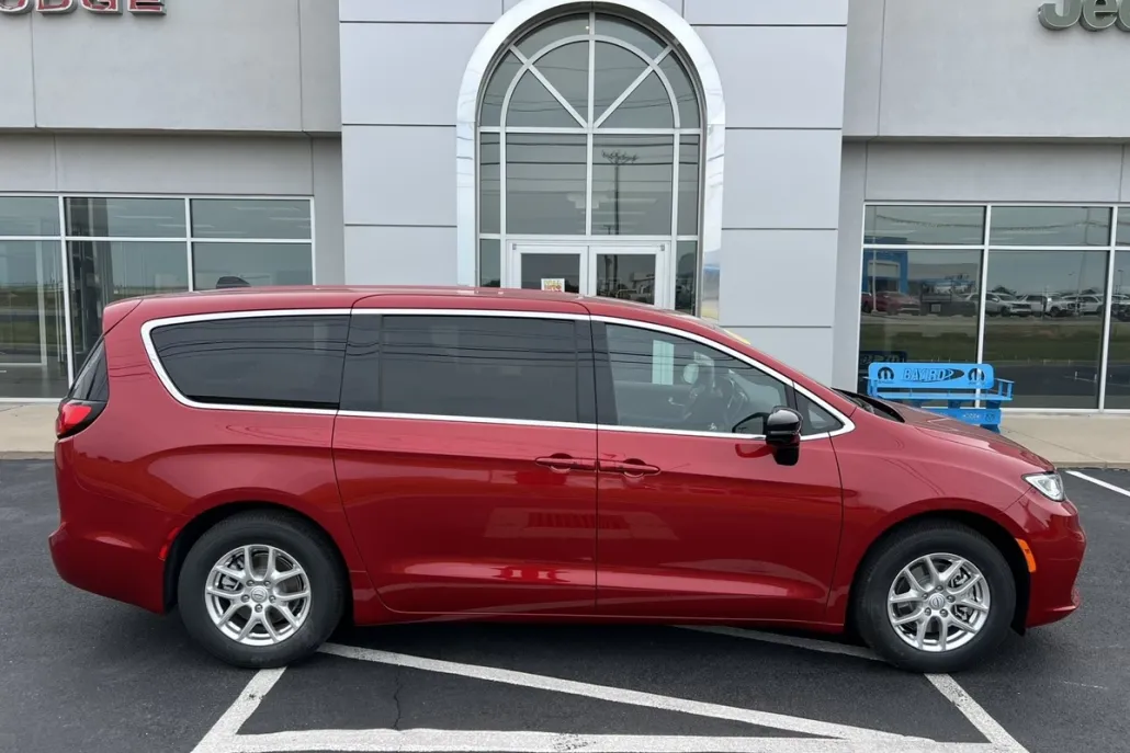 2026 Chrysler Pacifica photo 1