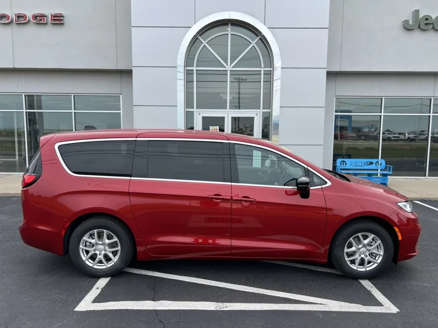 2026 Chrysler Pacifica photo 1
