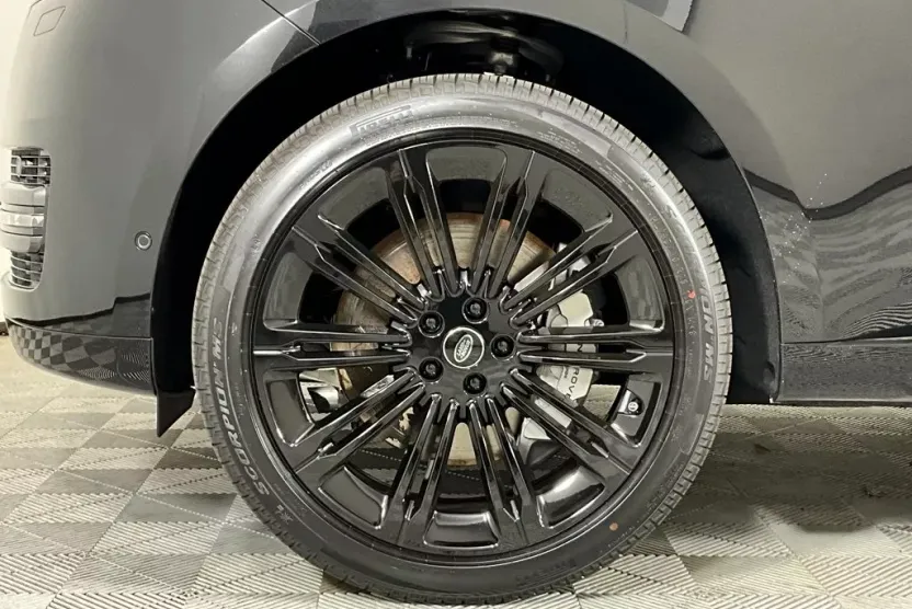 2025 Land Rover Range Rover SE photo 1