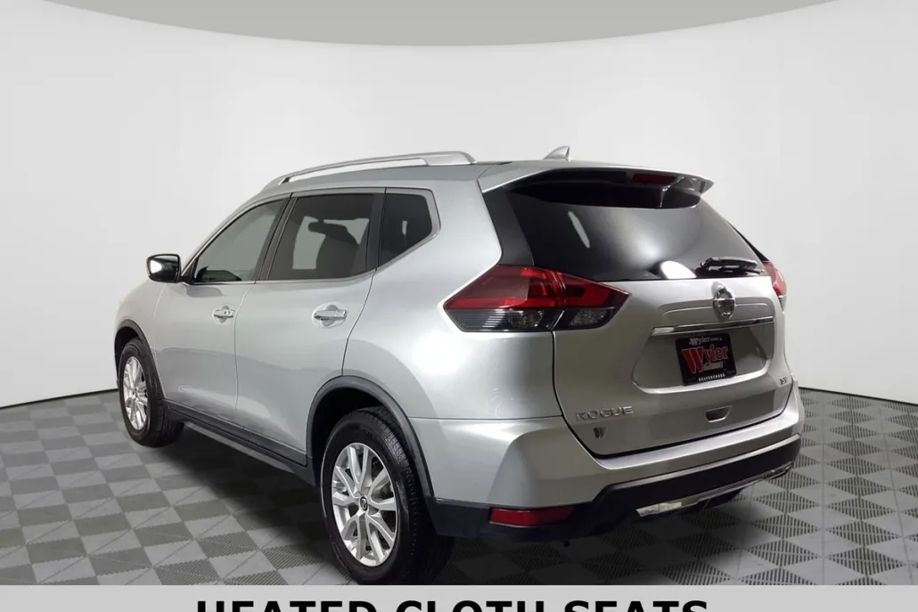 2018 Nissan Rogue SV photo 1