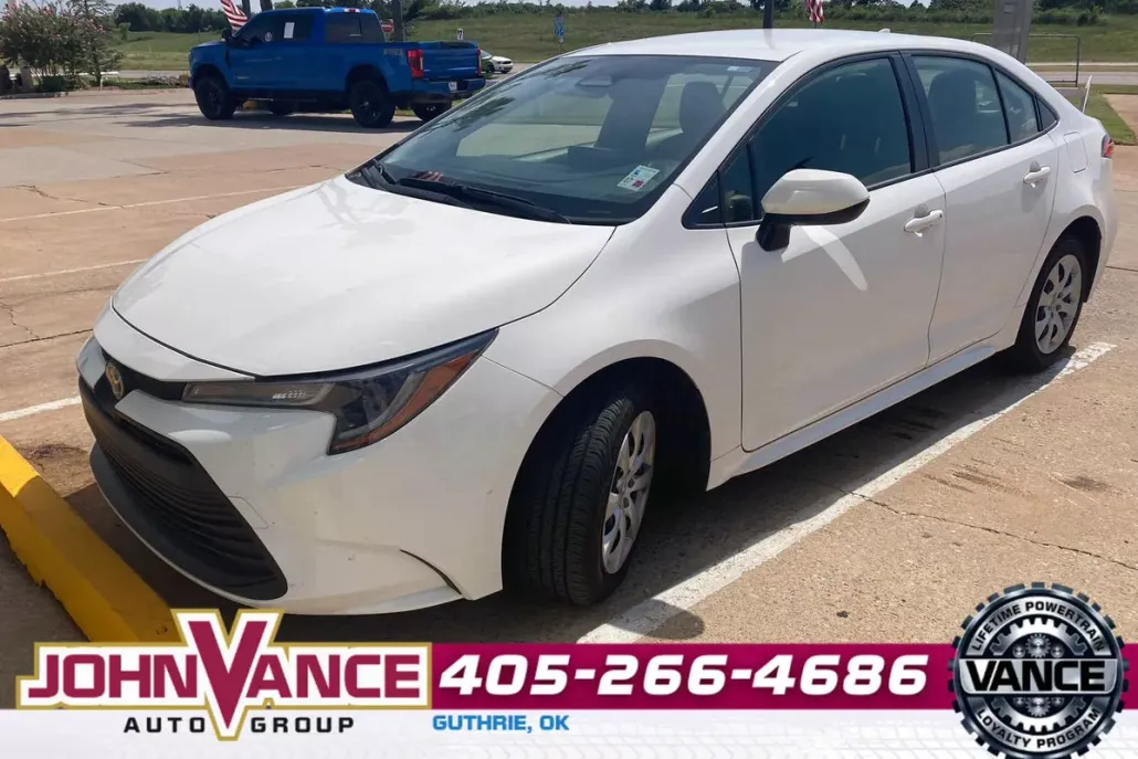 2023 Toyota Corolla LE photo 1
