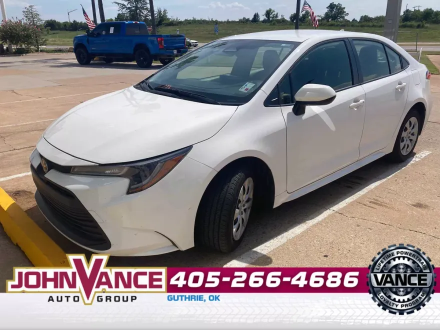 2023 Toyota Corolla LE photo 1