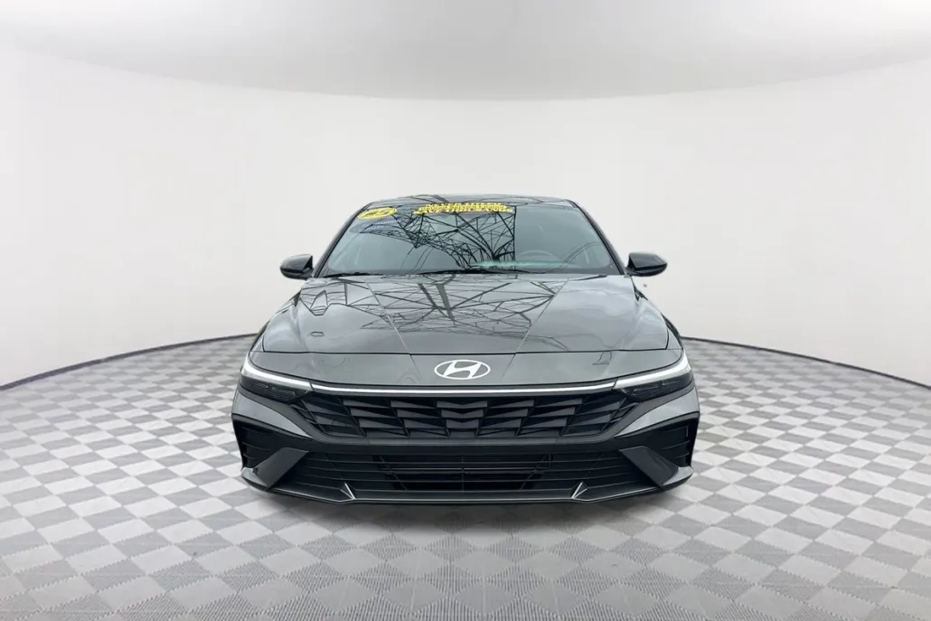 2025 Hyundai Elantra SEL Sport photo 1