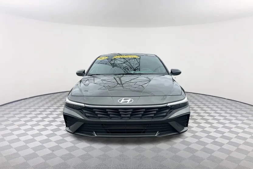 2025 Hyundai Elantra SEL Sport photo 1