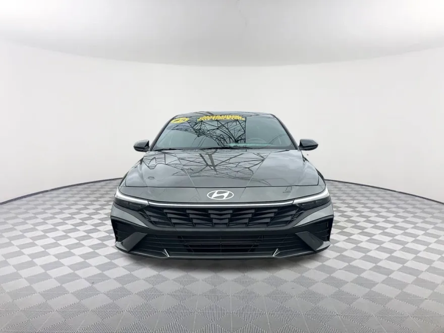 2025 Hyundai Elantra SEL Sport photo 1