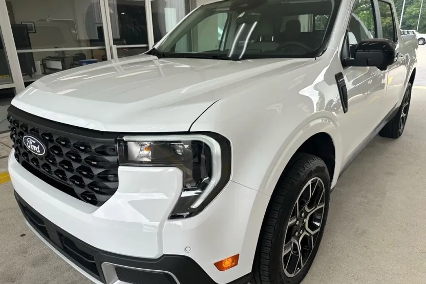 2025 Ford Maverick Lariat photo 1