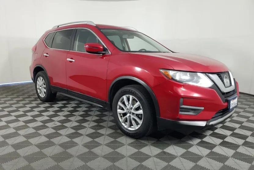 2017 Nissan Rogue SV photo 1