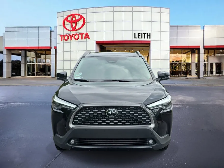 2023 Toyota Corolla Cross XLE photo 1