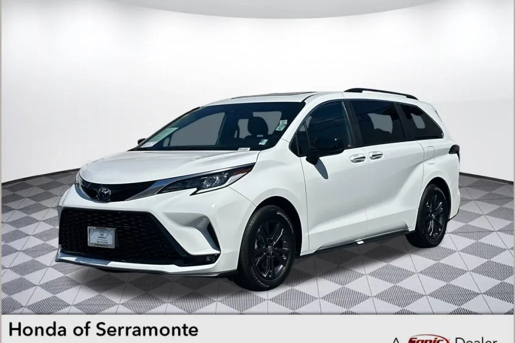 2024 Toyota Sienna XSE photo 1