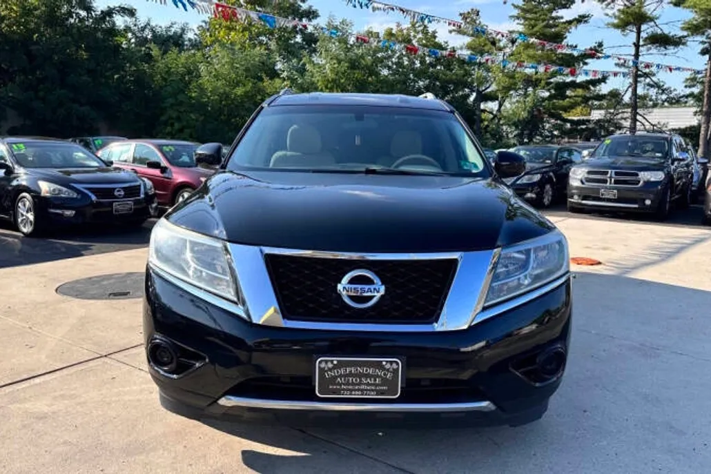2014 Nissan Pathfinder SV photo 1