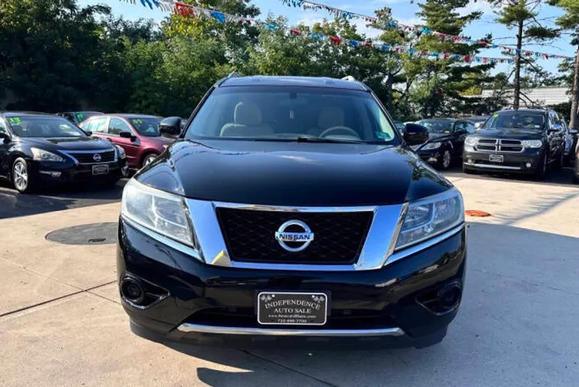 2014 Nissan Pathfinder SV photo 1