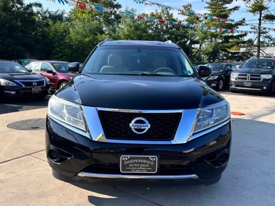 2014 Nissan Pathfinder SV photo 1