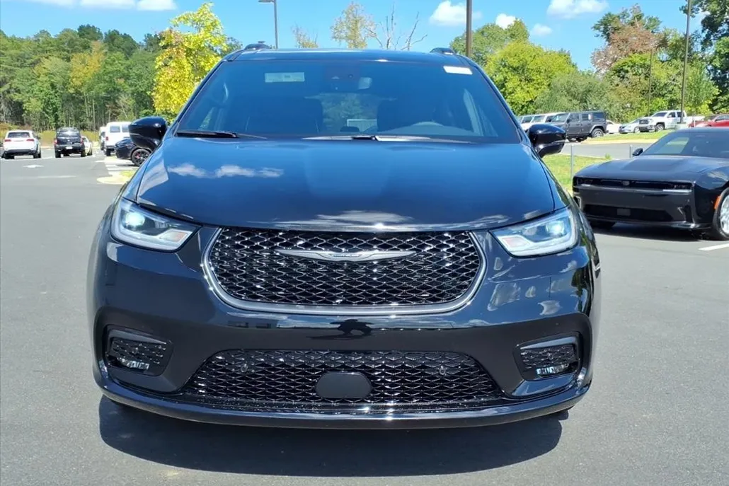 2026 Chrysler Pacifica Limited photo 1