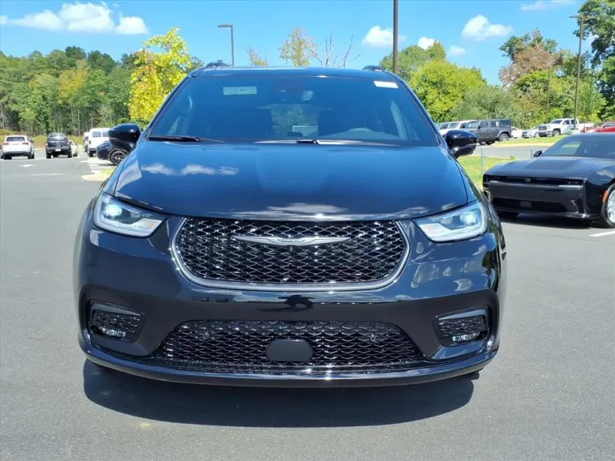 2026 Chrysler Pacifica Limited photo 1
