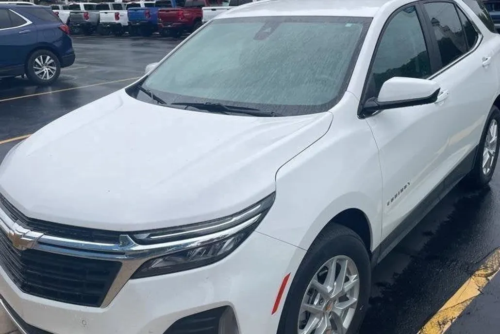 2024 Chevrolet Equinox LT photo 1
