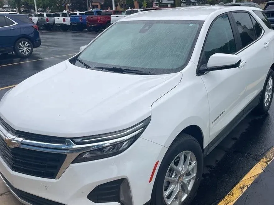 2024 Chevrolet Equinox LT photo 1