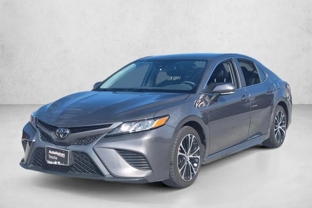 2019 Toyota Camry LE photo 1