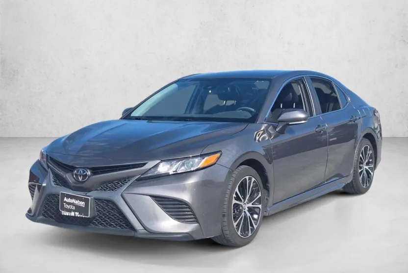 2019 Toyota Camry LE photo 1