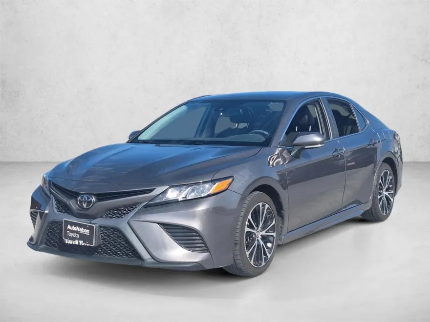 2019 Toyota Camry LE photo 1