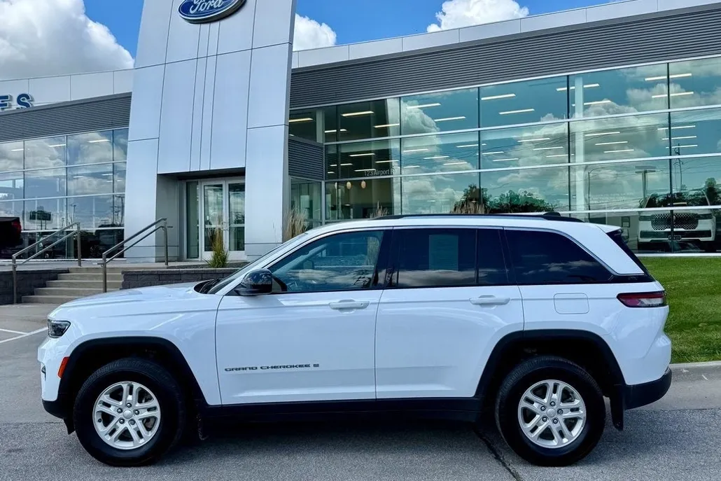 2023 Jeep Grand Cherokee Laredo photo 1