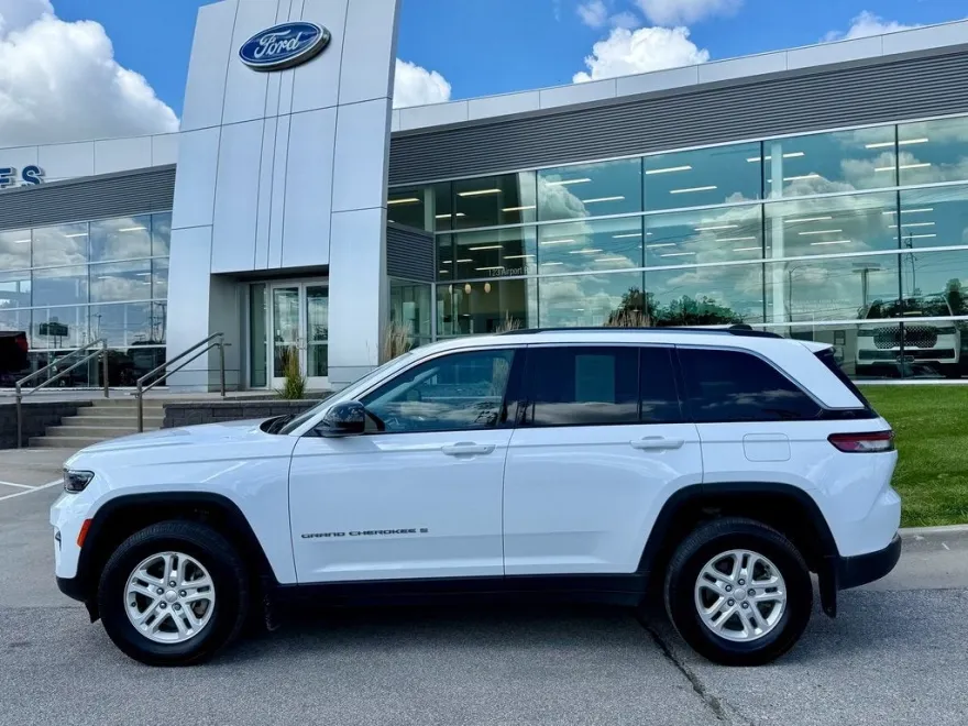 2023 Jeep Grand Cherokee Laredo photo 1