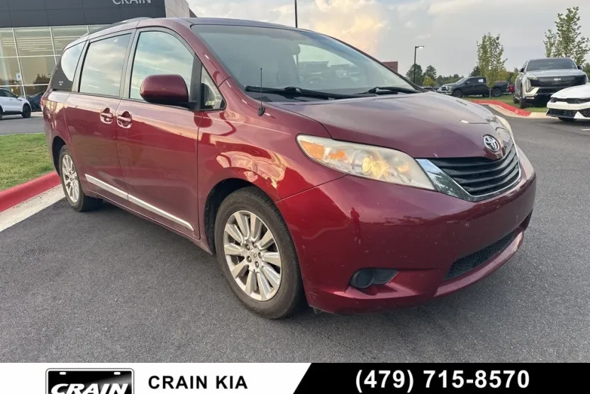 2013 Toyota Sienna LE photo 1