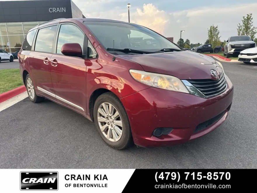 2013 Toyota Sienna LE photo 1