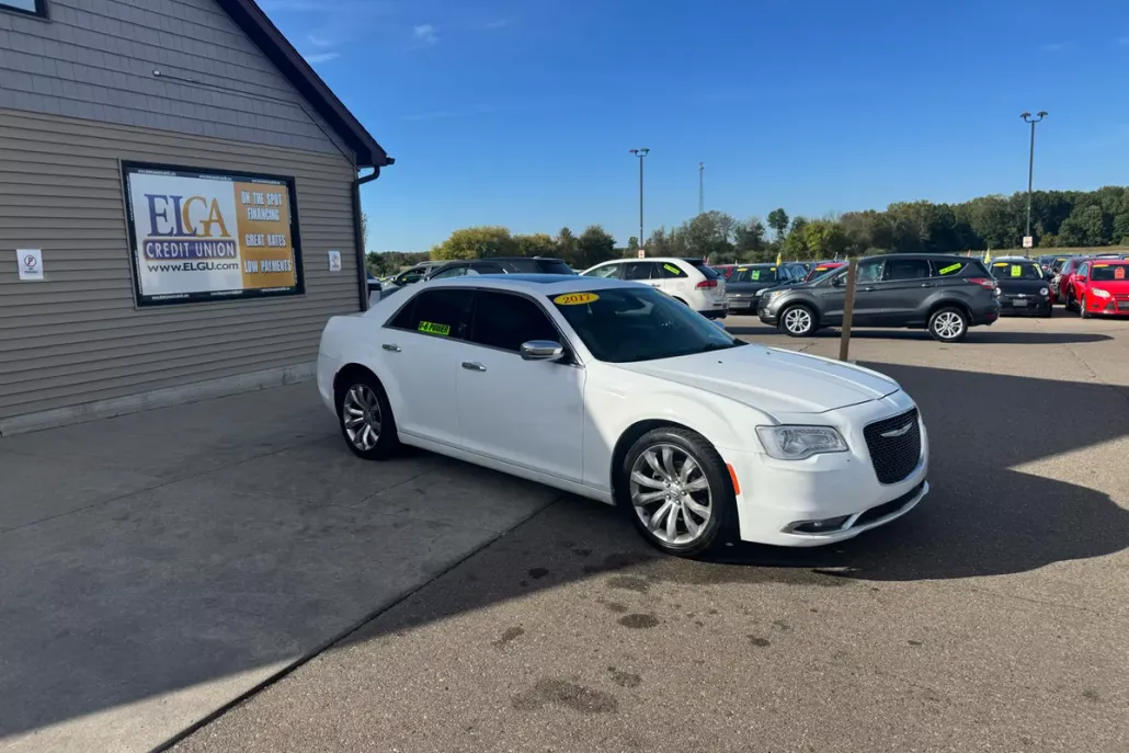 2017 Chrysler 300 C photo 1