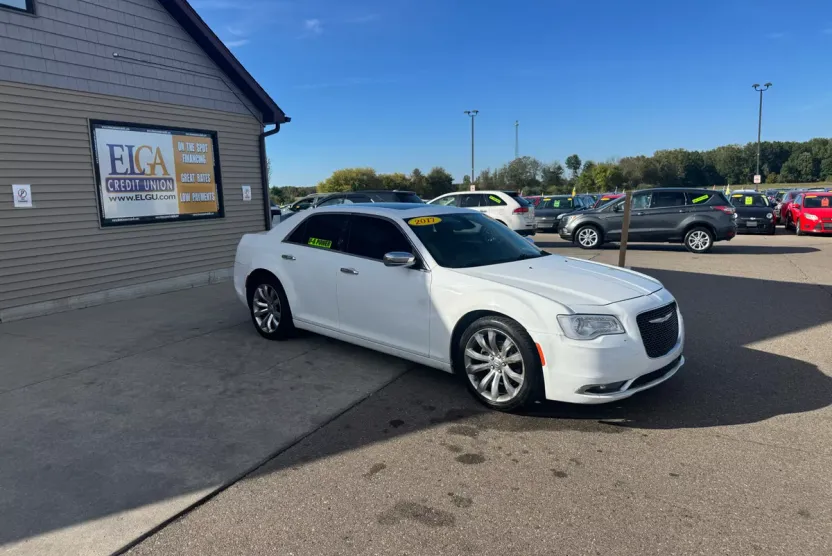 2017 Chrysler 300 C photo 1