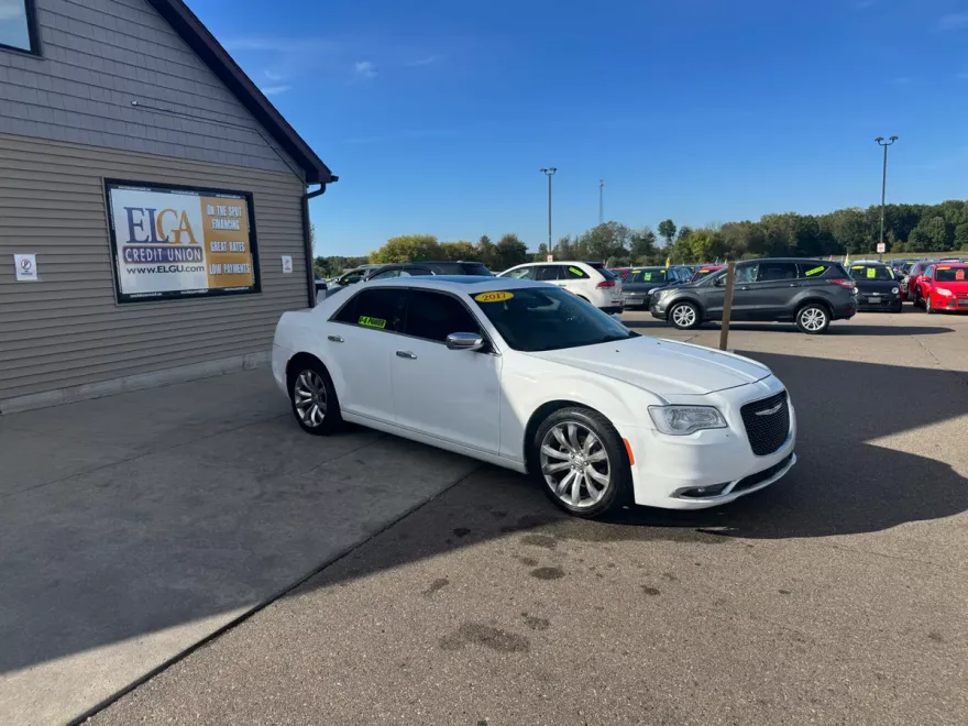 2017 Chrysler 300 C photo 1