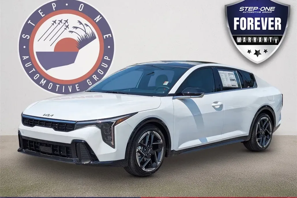 2025 Kia K4 GT-Line photo 1