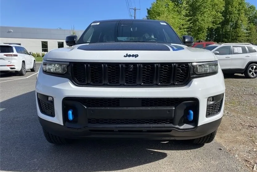 2023 Jeep Cherokee 4xe Trailhawk photo 1