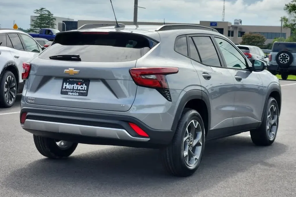2025 Chevrolet Trax LT photo 1