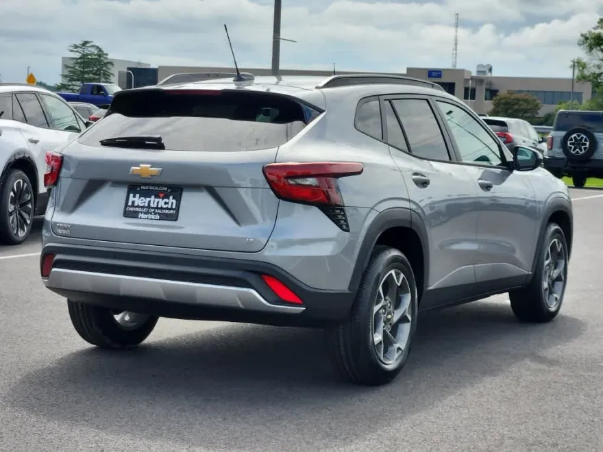 2025 Chevrolet Trax LT photo 1