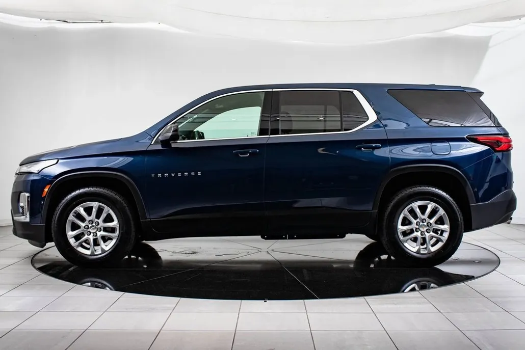 2023 Chevrolet Traverse LS photo 1