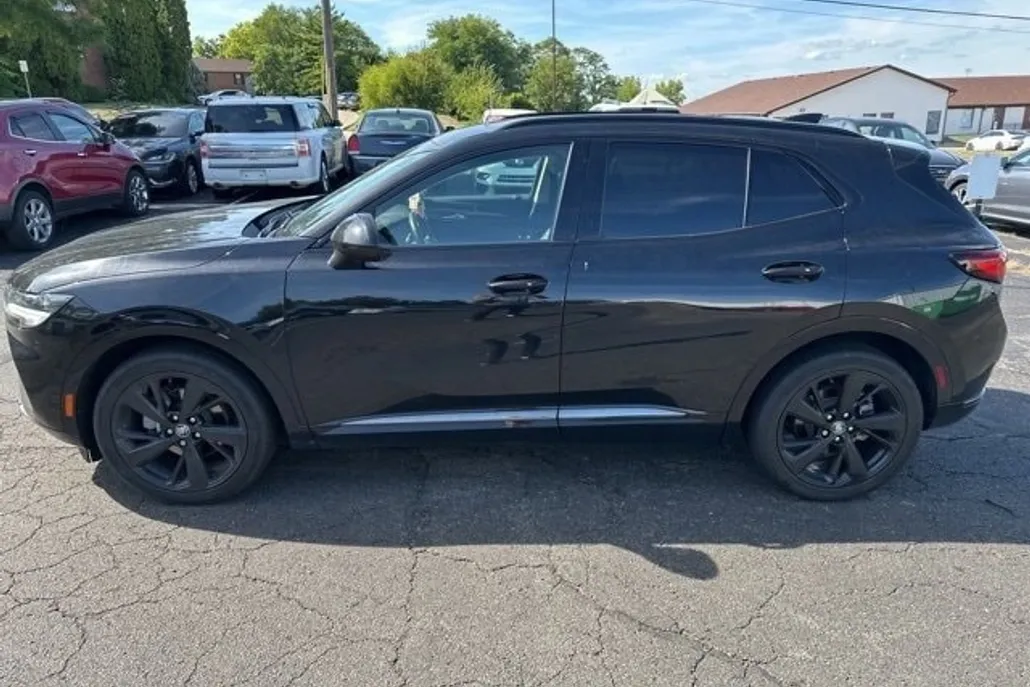 2022 Buick Envision Essence photo 1