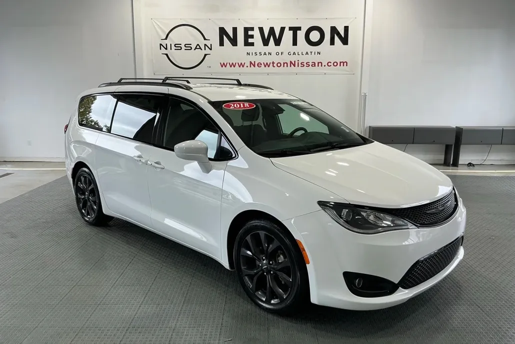 2018 Chrysler Pacifica Touring Plus photo 1