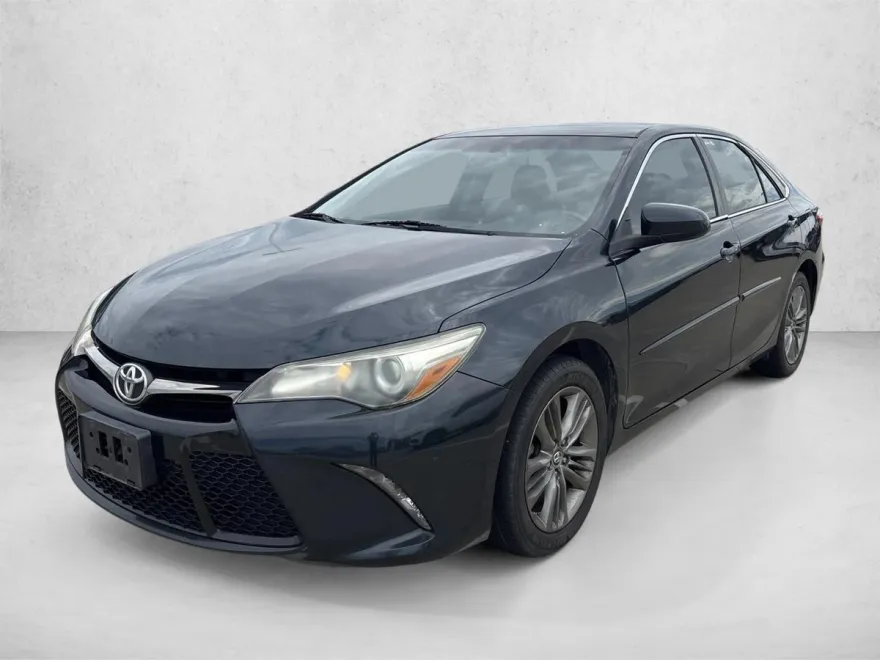 2017 Toyota Camry SE photo 1