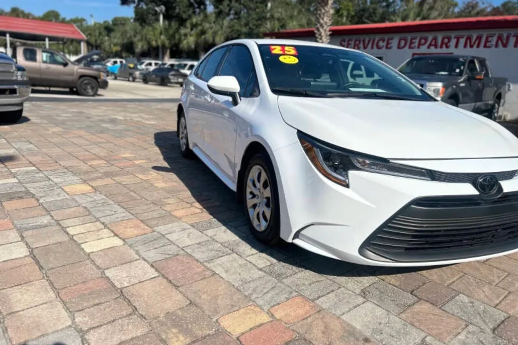 2025 Toyota Corolla LE photo 1