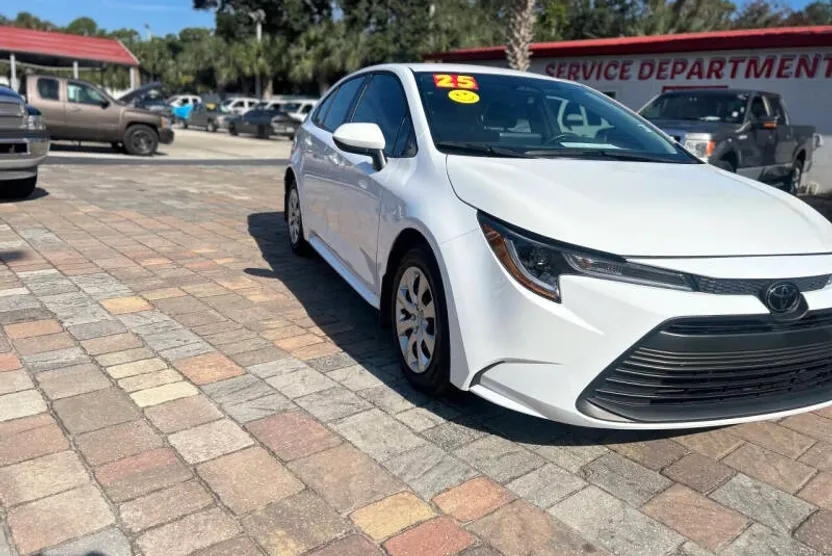2025 Toyota Corolla LE photo 1