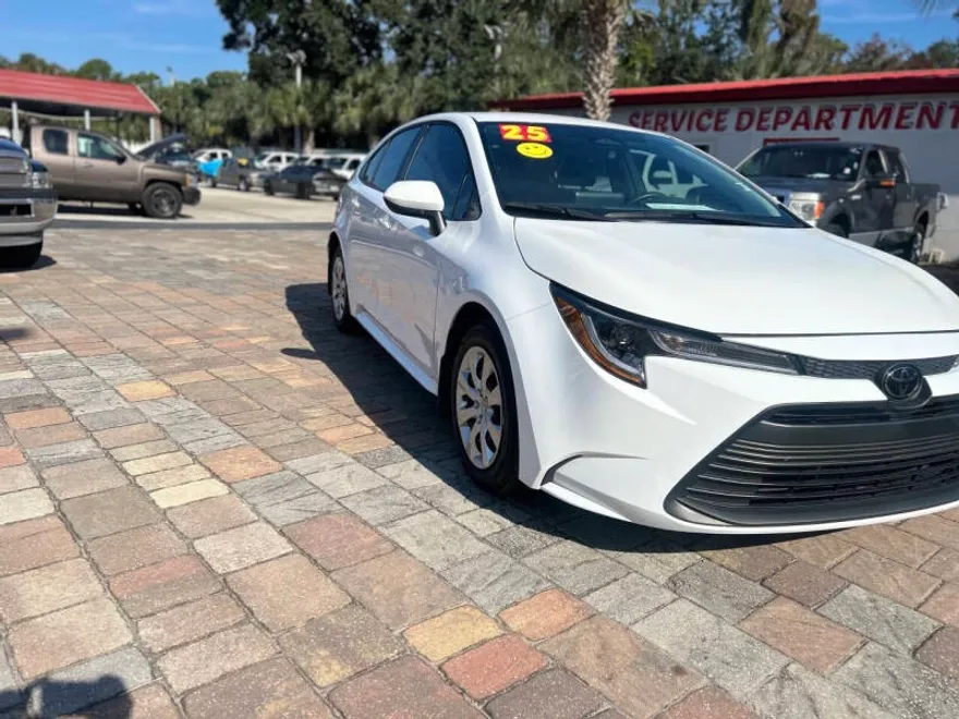 2025 Toyota Corolla LE photo 1